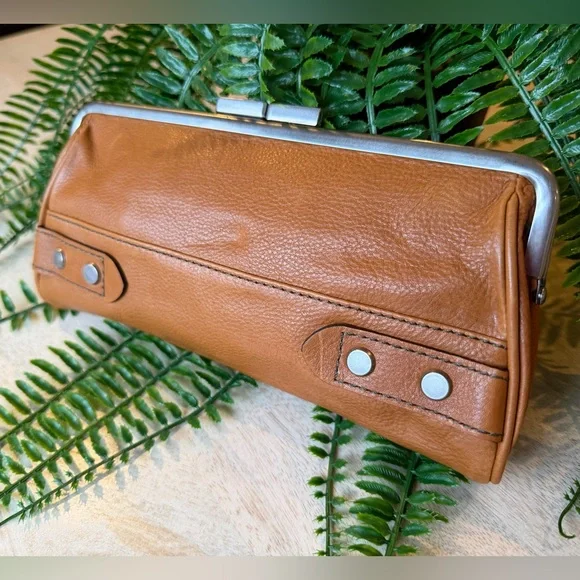 Fossil Fifty-Four Designer New Tan leather clutch - Picture 1 of 7
